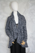 Load image into Gallery viewer, CIRCLE SWEATER NAVY PRINT