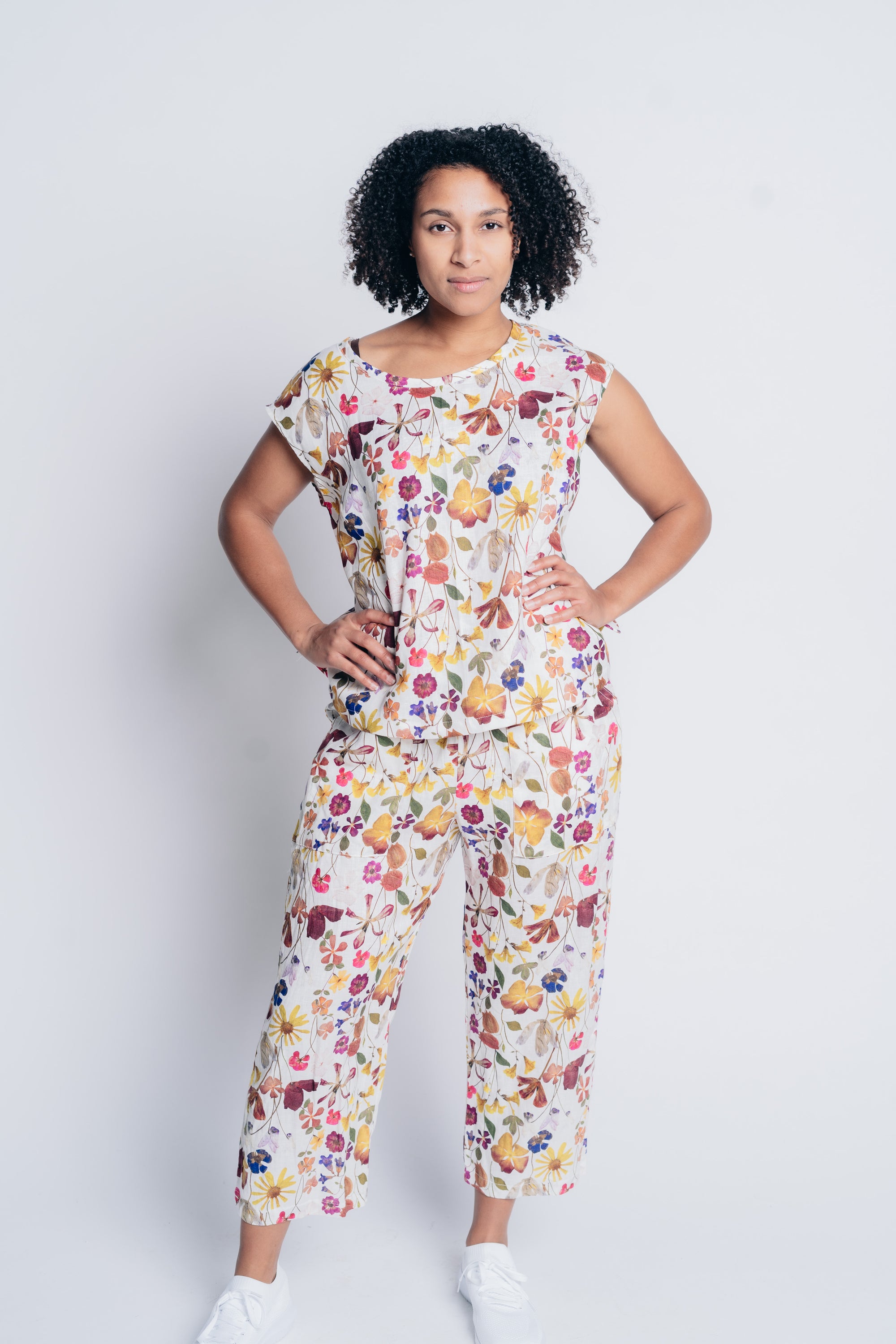 ESSENTIAL DEEP POCKET PANT in 100% linen garden print design
