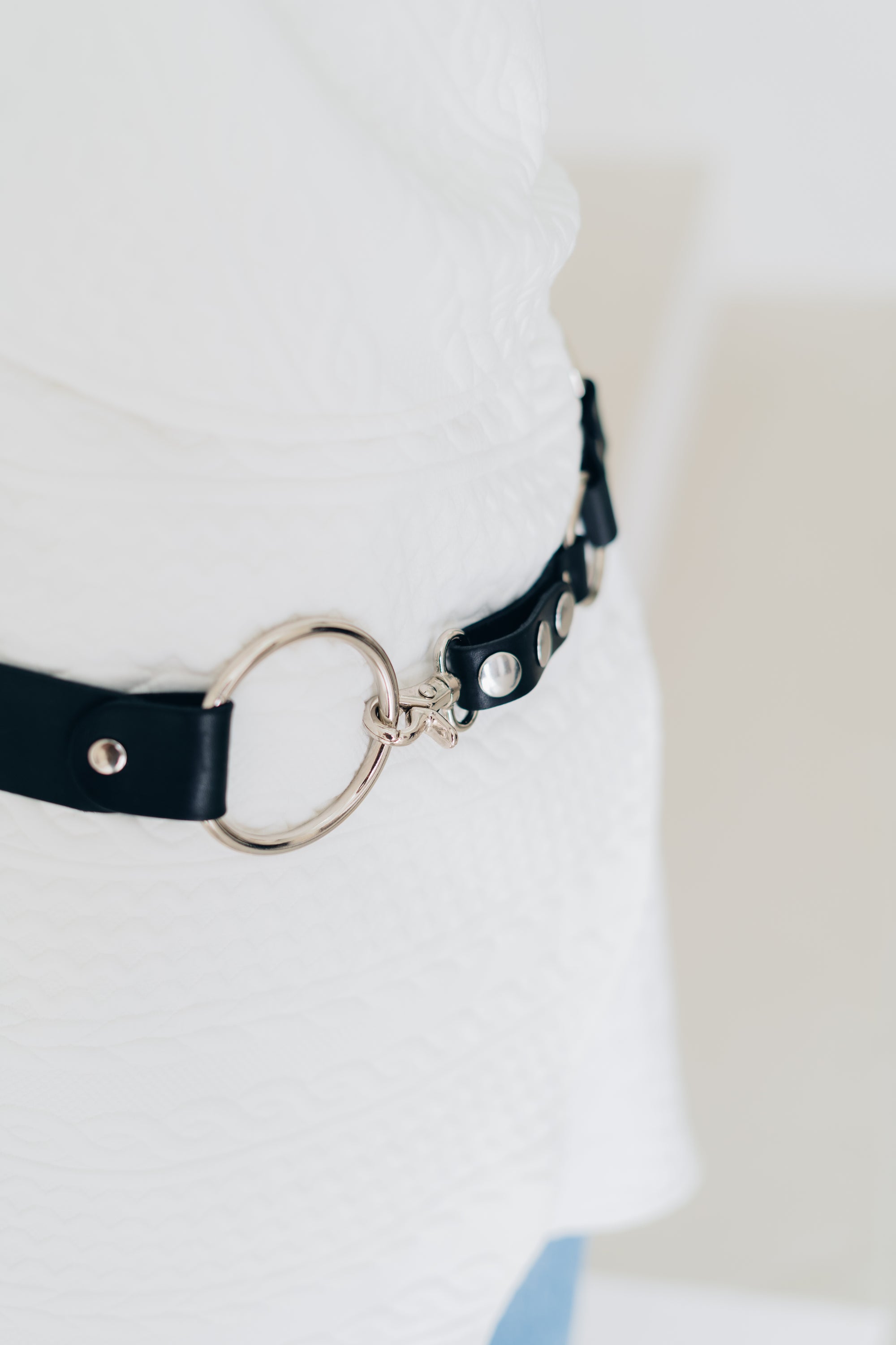 ADJUSTABLE BELT in LEATHER AND ELASTIC in JET BLACK with silver finishings