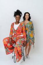 Load image into Gallery viewer, WRAP TOP | COTTON - BURNT CIENNA PRINT

