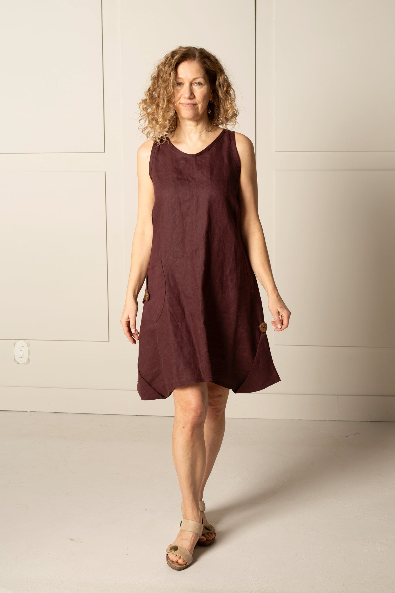 ESSENTIAL JENNA knee-length DRESS in 100% LINEN in coffee brown