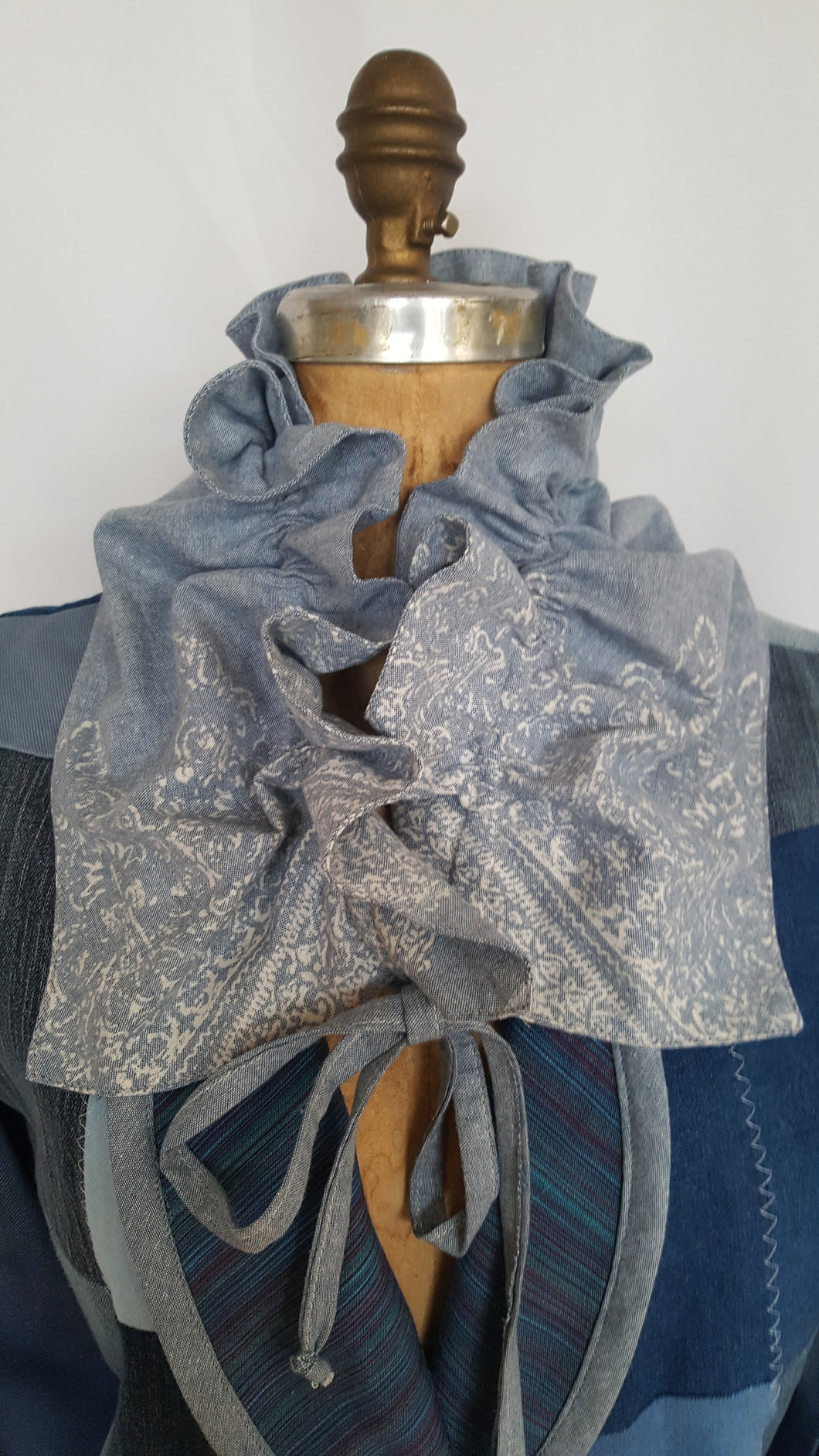Cotton fabric collar as accessory in blue